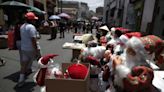 Los vendedores devuelven el tono navideño a Lima tras semanas de protestas