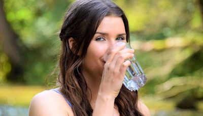 10 beneficios de beber agua con gas, según experto en nutrición