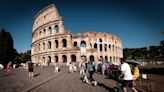 Descubren a más turistas dibujando sobre partes del Coliseo romano, semanas después de que un hombre tallara sus iniciales