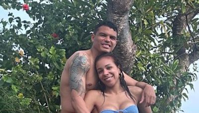Thiago e Belle Silva curtem clima romântico em piscina de hotel durante viagem