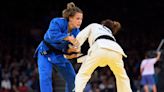 Espectacular pedida de mano en París a la judoca Laurita Martínez tras ganar un diploma olímpico