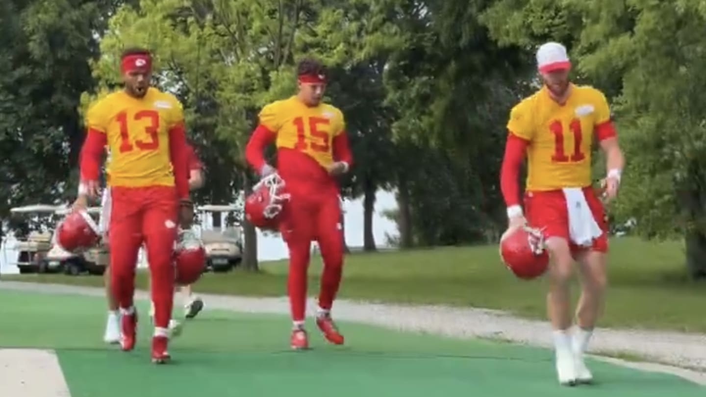 Patrick Mahomes Roasted Carson Wentz So Hard After QB Almost Injured Himself Walking