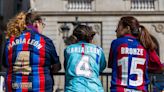 Las dificultades del fútbol femenino en los clubes de barrio de Barcelona