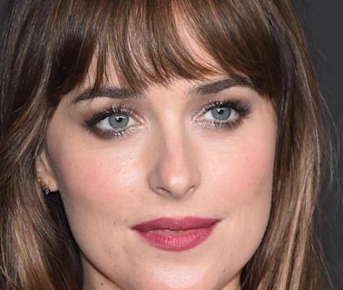 Dakota Johnson y su escote hasta el ombligo se llevan todos los 'flashes' en Nueva York