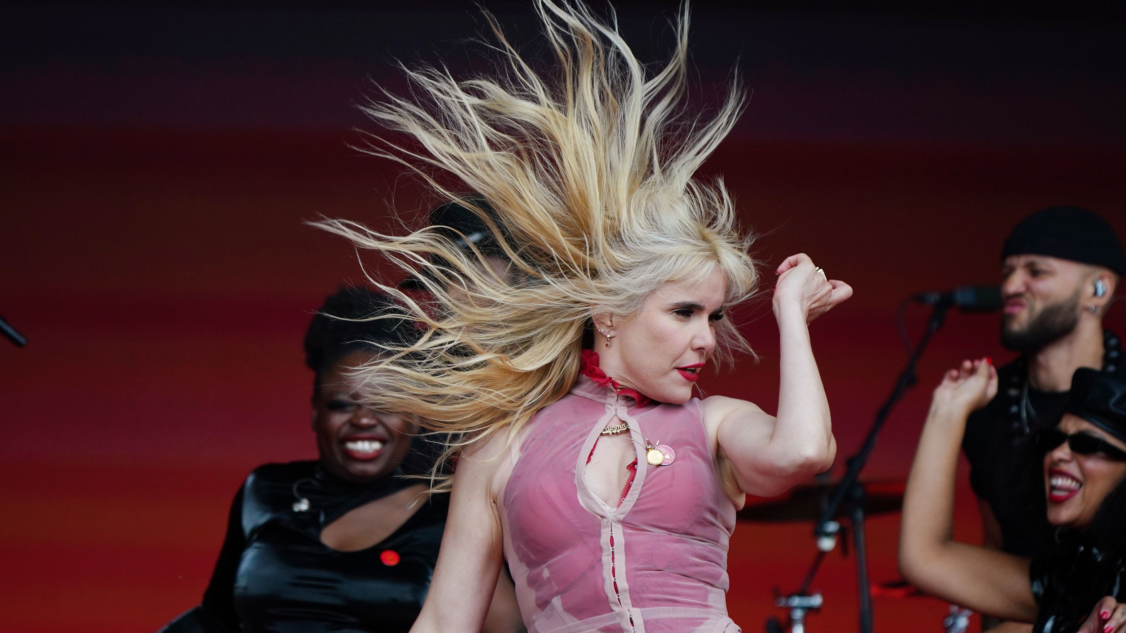 Paloma Faith gives relationship advice to men in Glastonbury crowd