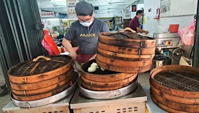 Wai Kwan Coffee Shop: Hidden stall in Subang makes 13 delicious varieties of handmade paus