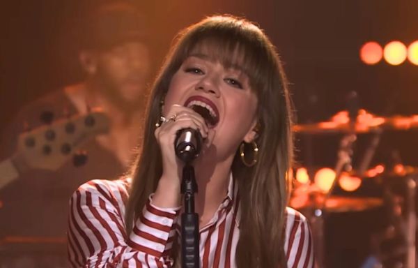 Kelly Clarkson Fans ‘Blown Away’ by Powerful Carrie Underwood Cover