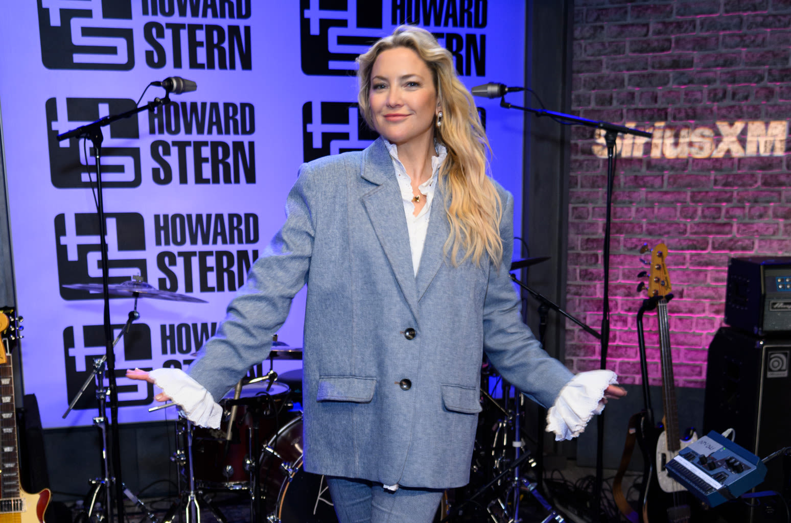 Kate Hudson Performs ‘Gonna Find Out’ & Classic 80s Cover on ‘The Howard Stern Show’