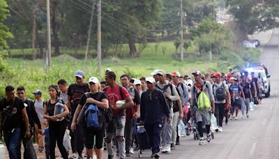 Caravana con cientos de migrantes parte de la frontera sur de México hacia Estados Unidos - El Diario NY