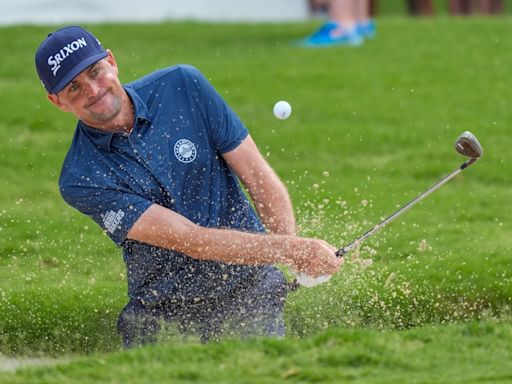 Davis Riley has 70-minute wait before last putt in bogey-free 2nd round for lead at Colonial