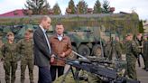 La visita sorpresa del príncipe Guillermo a las tropas cerca de la frontera de Ucrania, en imágenes
