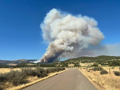 Salt Creek Fire roars to 1,500 acres in Southern Oregon, evacuations issued near Hwy 140