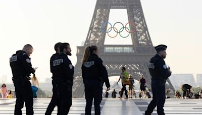 30 Tonnen Stahl: Olympische Ringe am Eiffelturm in Paris angebracht