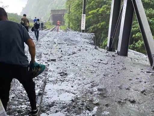 台鐵3000型自強號被土石流撞上 司機手部骨折、6名旅客輕傷