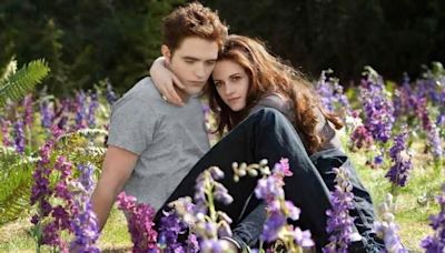 'Twilight' cast marks their union with memorable portrait: See pic