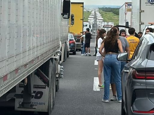 Accidente entre tráiler y camión de pasajeros provoca largas filas de autos detenidos en la autopista Monterrey-Laredo