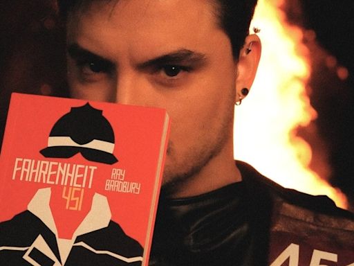 Felipe Neto indica “Fahrenheit 451” e obra chega ao topo da Amazon