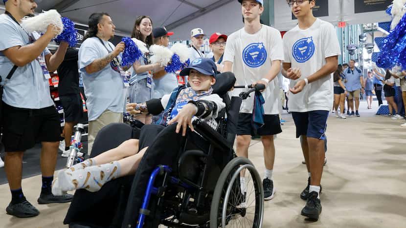 Make-A-Wish kids take MLB store shopping spree, meet stars during All-Star event in Texas