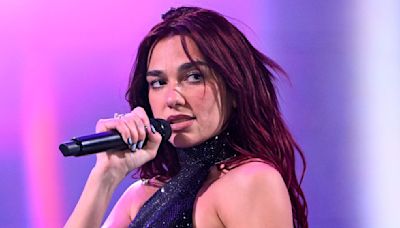 Dua Lipa : plus hot que la braise, elle ose la robe nuisette en dentelle aussi riquiqui que transparente