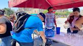 Cientos de personas visitan puntos de hidratación en Zócalo de CDMX