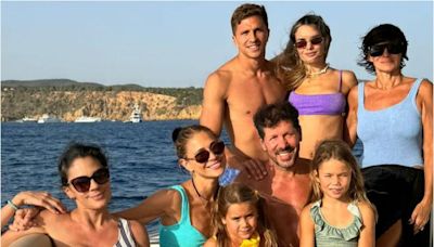 El Cholo Simeone navegó por los mares de Ibiza y su hijo Gianluca y su novia Eva Bargiela se robaron todas las miradas