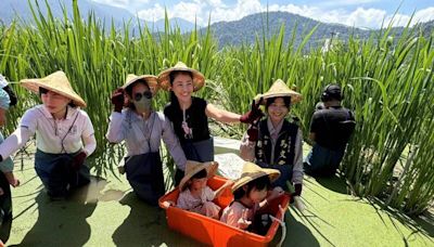 推廣埔里特產 許淑華與小朋友著青蛙裝下田採茭白筍