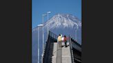 日本富士市夢之大橋設臨時柵欄 阻遊客穿越車道搶拍富士山