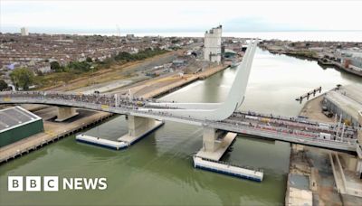 Lowestoft Gull Wing Bridge get stuck during rush hour