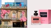 Dónde está la cafetería de ‘Valentino’ en la que puedes comprar postres color rosa y probar todos sus perfumes