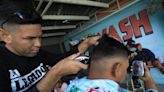 Venezolanos varados en la frontera de México subsisten como barberos