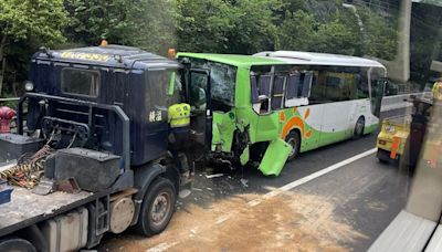 屯門公路拖頭疑為避車撞向路肩旅遊巴 1人受傷 往屯門交通擠塞