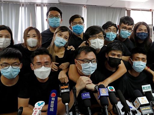 Hong Kong declara a 14 activistas culpables de subversión en el mayor juicio contra defensores de la democracia - La Tercera