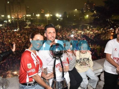 Cami Homs, José Sosa y la foto familiar en la Municipalidad de La Plata con la Copa de la Liga