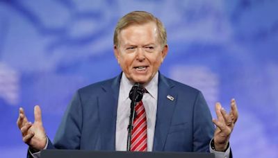 Quién era Lou Dobbs, el columnista conservador cuya muerte fue anunciada por el propio Donald Trump