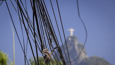 Fios e cabos expostos por toda parte nas calçadas do Rio expõem pedestres a risco