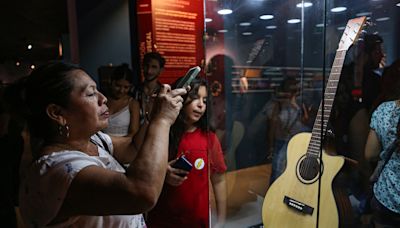 Alejandro Sanz dona guitarra a museo mexicano