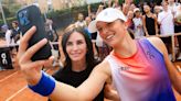 World #1 Iga Swiatek Gets Huge Surprise – Tennis with Courteney Cox!