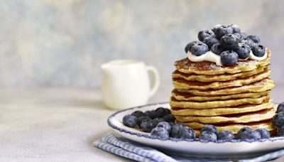 Jamie Oliver's 6-ingredient one-cup pancakes is an easy and delicious breakfast