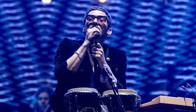 Entre galaxias, León Larregui conecta con el Palacio de los Deportes