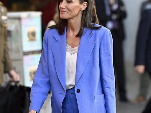 La Reina Letizia sigue causando tendencia, esta vez con un traje de chaqueta en color azul