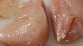 Nueva alerta alimentaria: ordenan retirar pollo procedente de España al detectar Salmonella
