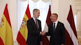 El presidente de Letonia recibe a Felipe VI al comienzo de su visita a Riga