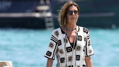 Zara vende el vestido corto de crochet artesano con el que Carolina de Mónaco luce piernas cada verano