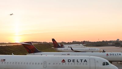 達美航空客機增壓失敗急返航 乘客耳鼻冒血驚恐憶：像被刀刺 - 鏡週刊 Mirror Media