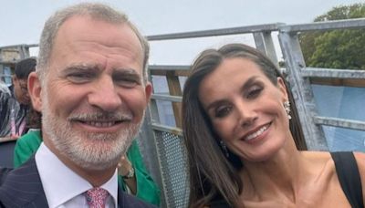 El selfie de los reyes Felipe y Letizia en la ceremonia de los Juegos Olímpicos de París 2024