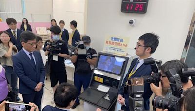 彭金隆視察無障礙分行 2大銀行「容膝式ATM」成亮點 - 財經