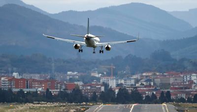 Siete vuelos a París cancelados en Bilbao por la huelga de controladores en Francia