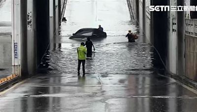 大雷雨南移改轟「8縣市」！一早狂風暴雨淹水 網被吵醒驚：好像颱風天