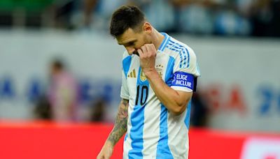 La noche en la que Dibu salvó a un Messi que estuvo lejos de su plenitud