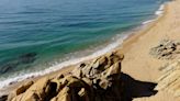 La playa a media hora de Barcelona que enamora a los expertos en viajes: entre las mejores de Catalunya